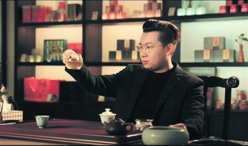 近年来,陈鹏方从系统角度研究茶,不断去外地参展、观摩,给自己“充电”